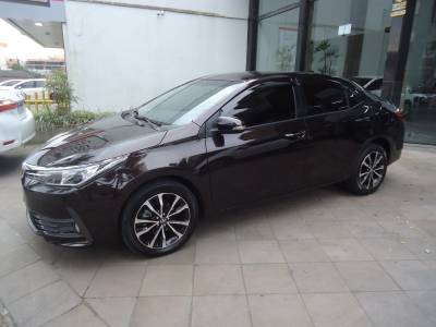 TOYOTA - COROLLA - 2017/2018 - Marrom - R$ 103.500,00