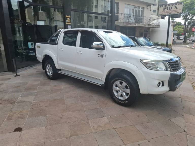 TOYOTA - HILUX - 2014/2015 - Branca - Sob Consulta