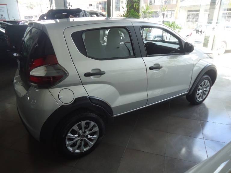 FIAT - MOBI - 2022/2023 - Prata - R$ 53.900,00