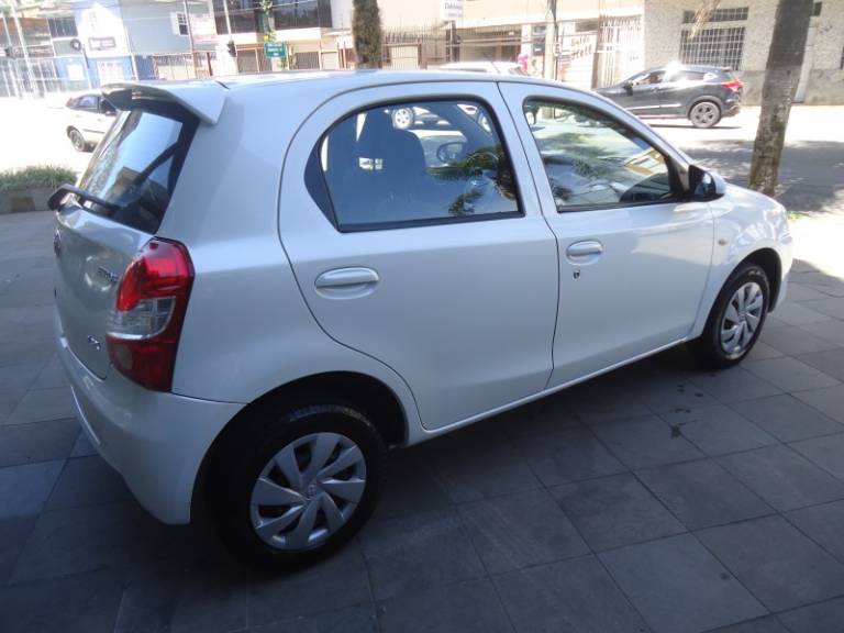 TOYOTA - ETIOS - 2016/2017 - Branca - R$ 54.900,00
