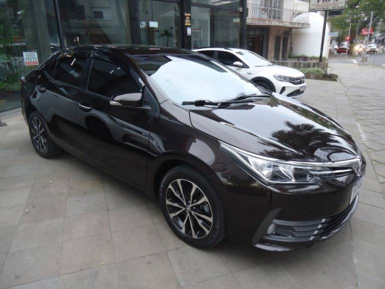 TOYOTA - COROLLA - 2017/2018 - Marrom - R$ 103.500,00