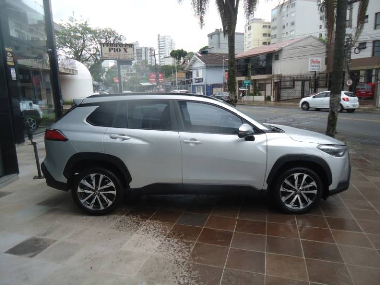 TOYOTA - COROLLA - 2021/2022 - Prata - R$ 136.900,00