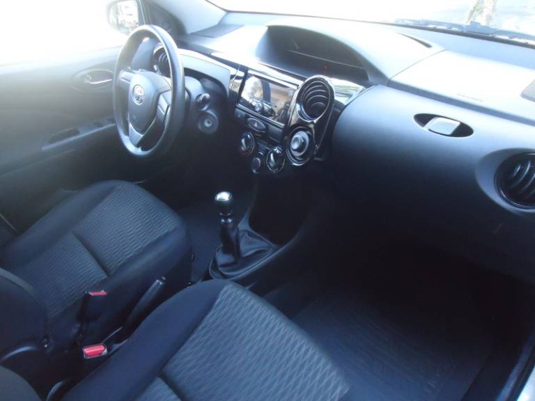 TOYOTA - ETIOS - 2016/2017 - Branca - R$ 54.900,00