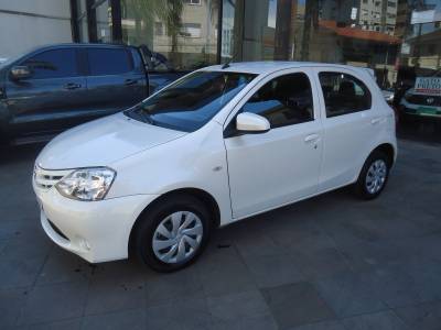 TOYOTA - ETIOS - 2016/2017 - Branca - R$ 54.900,00