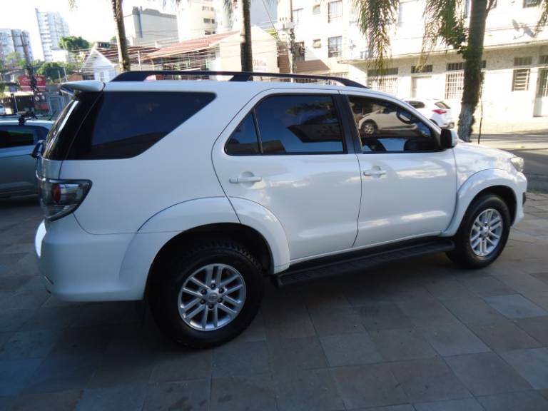 TOYOTA - HILUX SW4 - 2014/2014 - Branca - R$ 145.900,00