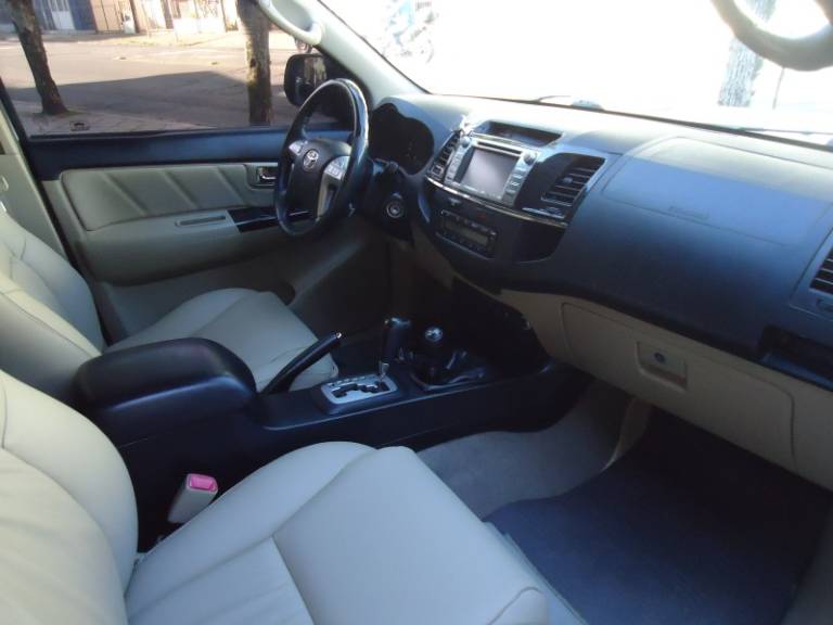 TOYOTA - HILUX SW4 - 2014/2014 - Branca - R$ 145.900,00