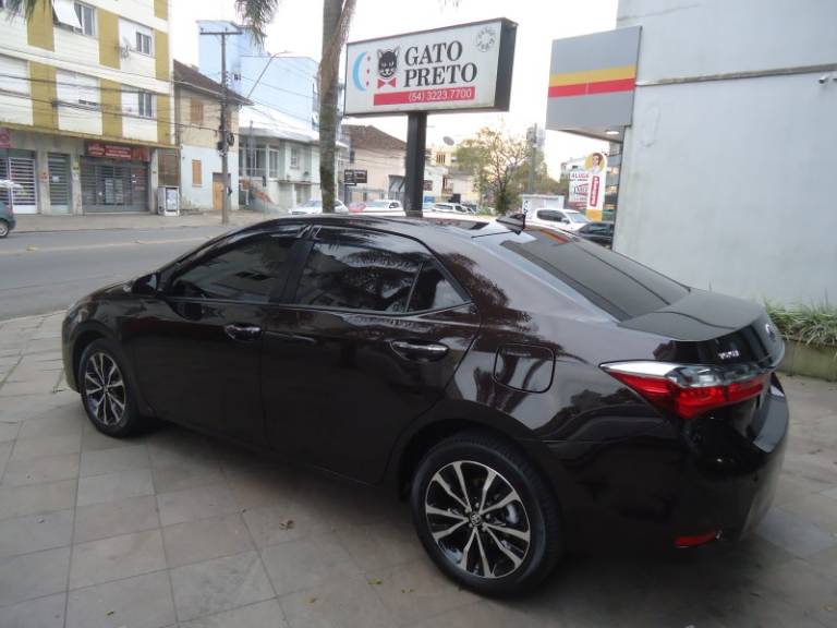 TOYOTA - COROLLA - 2017/2018 - Marrom - R$ 103.500,00