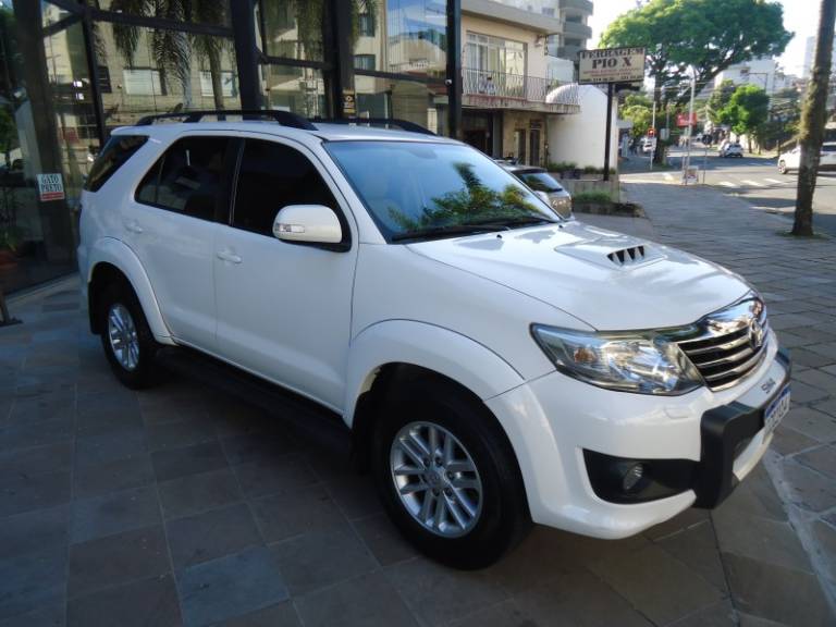 TOYOTA - HILUX SW4 - 2014/2014 - Branca - R$ 145.900,00
