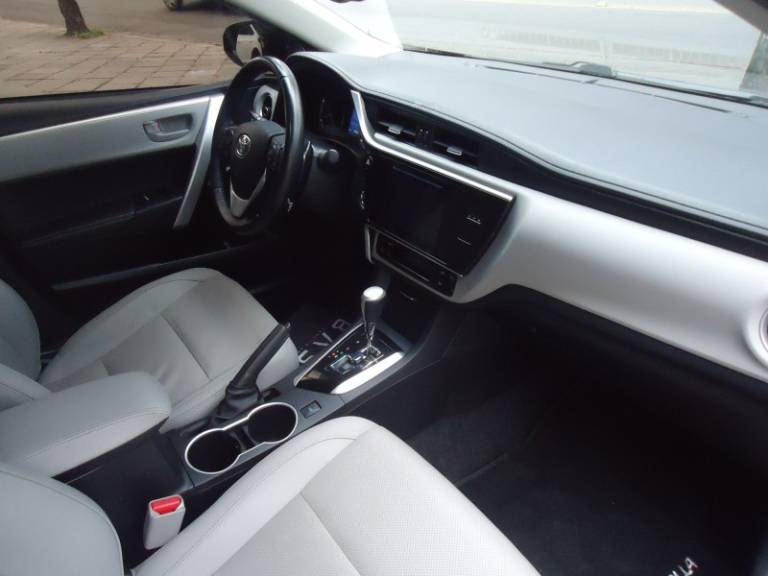 TOYOTA - COROLLA - 2017/2018 - Marrom - R$ 103.500,00