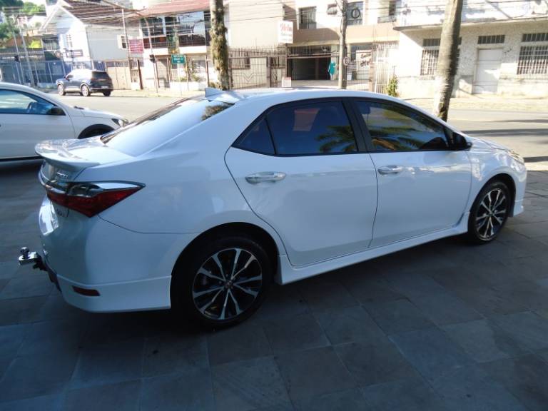 TOYOTA - COROLLA - 2017/2018 - Branca - R$ 104.900,00