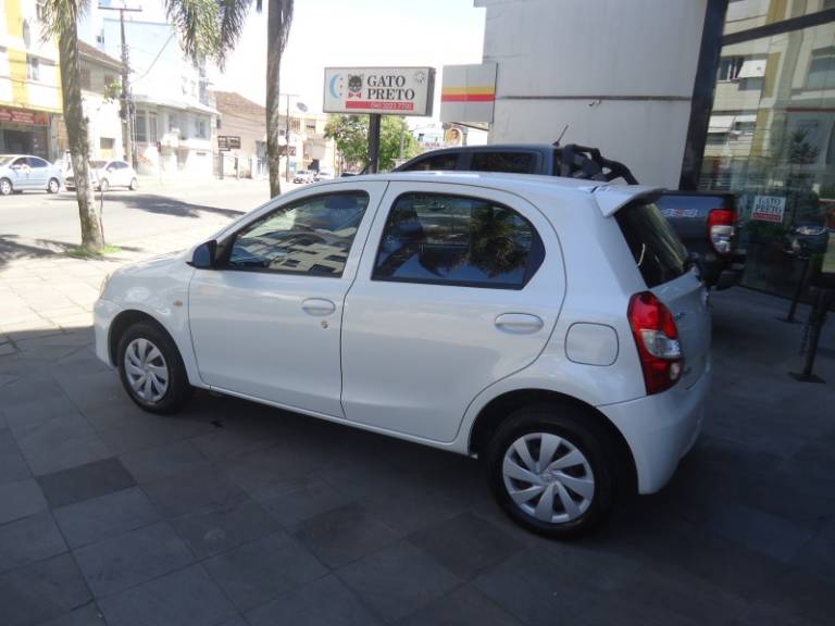 TOYOTA - ETIOS - 2016/2017 - Branca - R$ 54.900,00