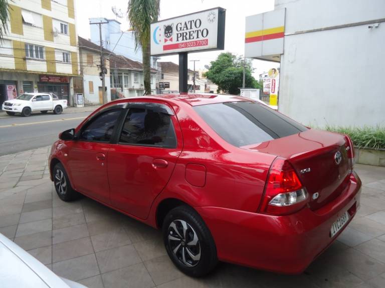 TOYOTA - ETIOS - 2017/2018 - Vermelha - R$ 59.900,00