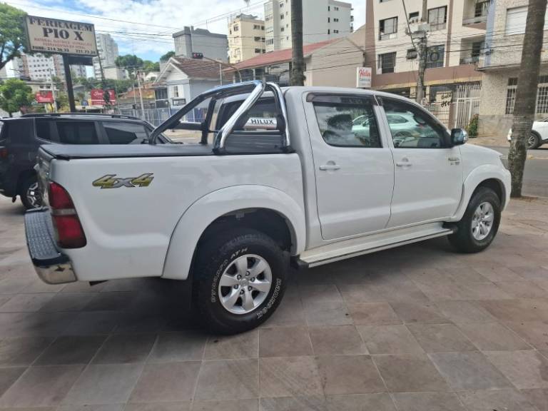TOYOTA - HILUX - 2014/2015 - Branca - Sob Consulta